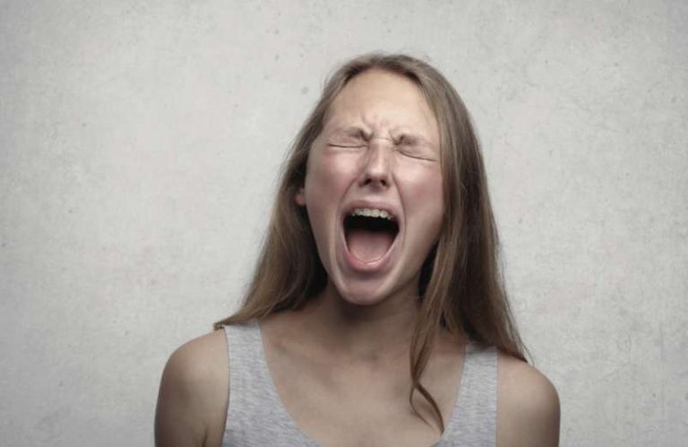 Remède de grand-mère langue qui pique : secrets à savoir !