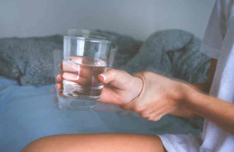 Tremblement involontaire des mains : quelles solutions ?