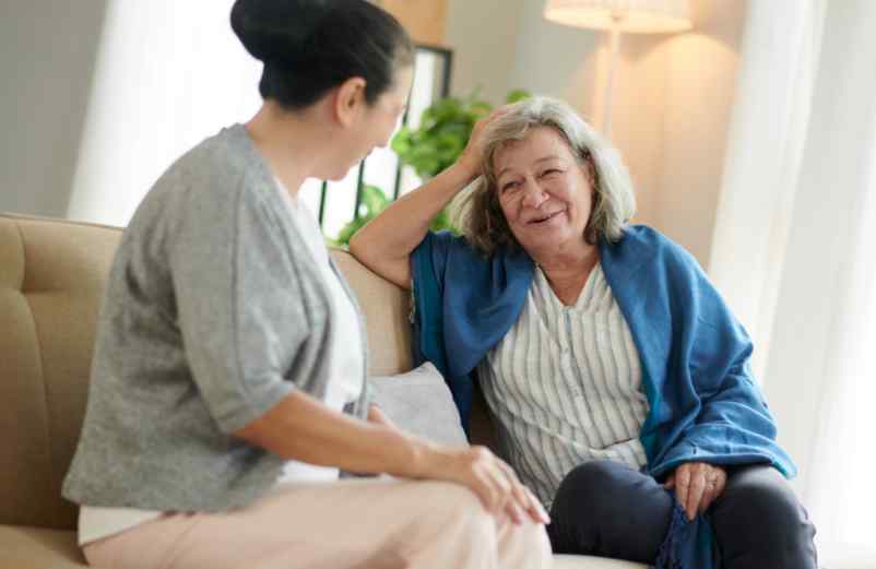 Comment promouvoir la sécurité et la santé des aînés par des adaptations simples à la maison ?