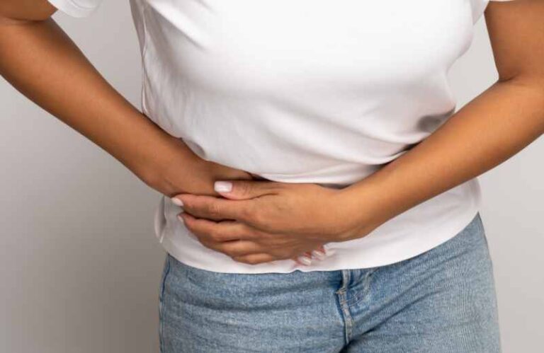 Douleurs côté droit sous les côtes : que faire ?